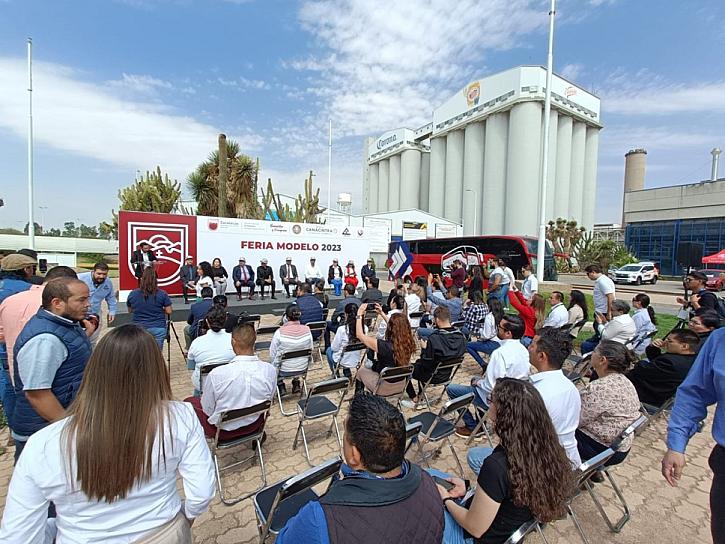 IMPULSAN DESARROLLO ECONÓMICO CON FERIA DE BENEFICIOS MODELO