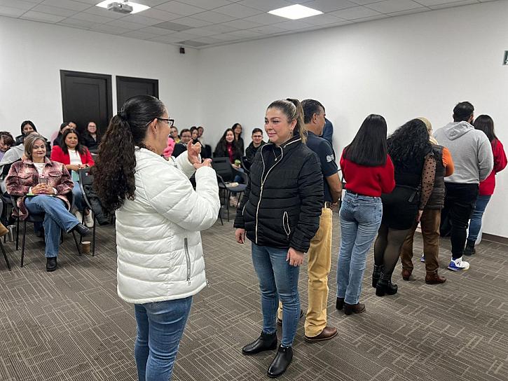 Impulsan inclusión con cursos de lengua de señas y braille