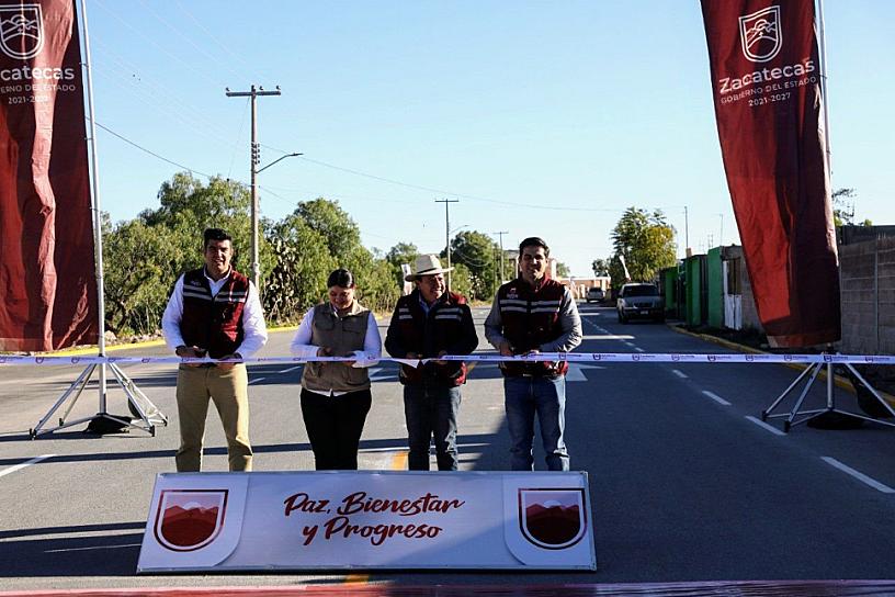 INAUGURA DAVID MONREAL CALLES EN PINOS 