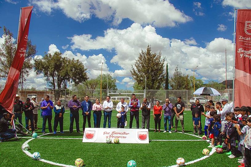 INAUGURA GOBERNADOR CANCHA DE FUTBOL EN OJOCALIENTE