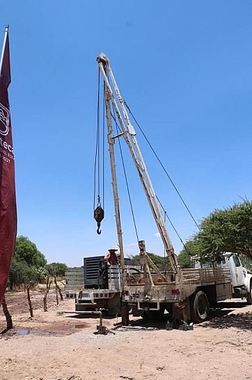 INAUGURA GOBERNADOR POZO EN EL MINERAL