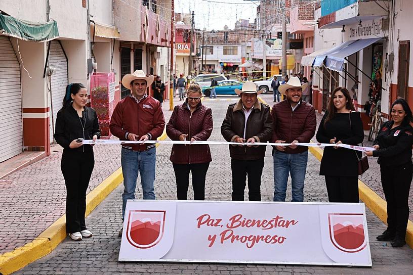 INAUGURA GOBERNADOR TRES CALLES EN OJOCALIENTE