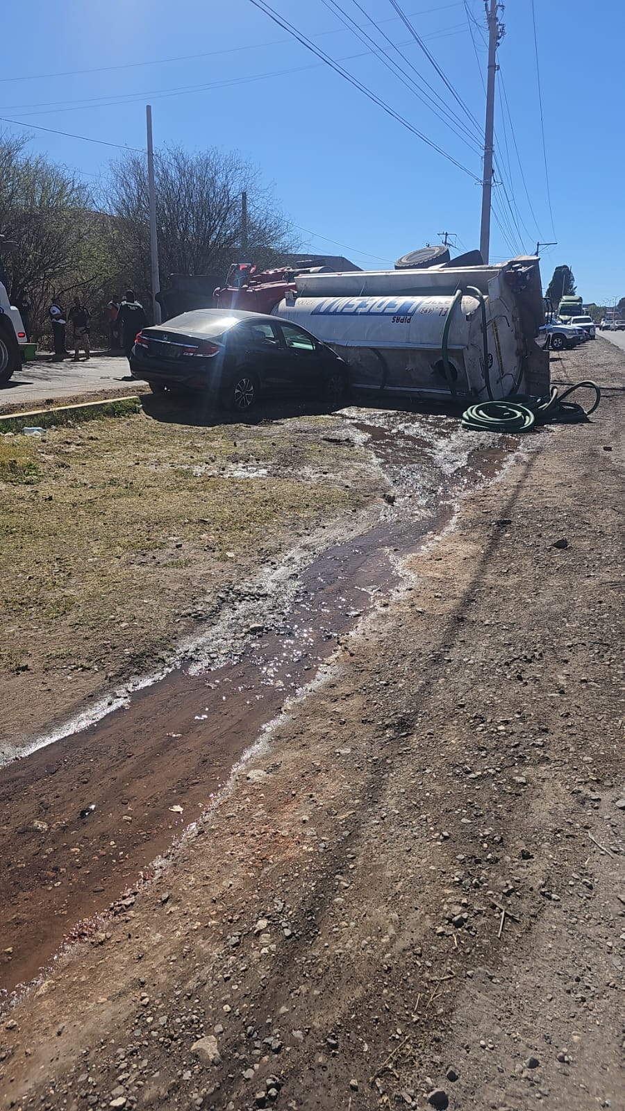VUELCA PIPA DE AGUA EN EL BULEVAR SAN JOSÉ EN FRESNILLO
