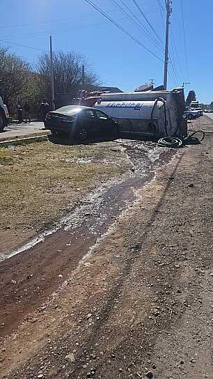 VUELCA PIPA DE AGUA EN EL BULEVAR SAN JOSÉ EN FRESNILLO