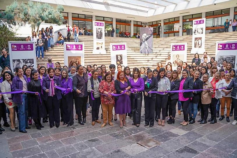 INAUGURAN LA EXPOSICIÓN “8M” EN EL AYUNTAMIENTO CAPITALINO 