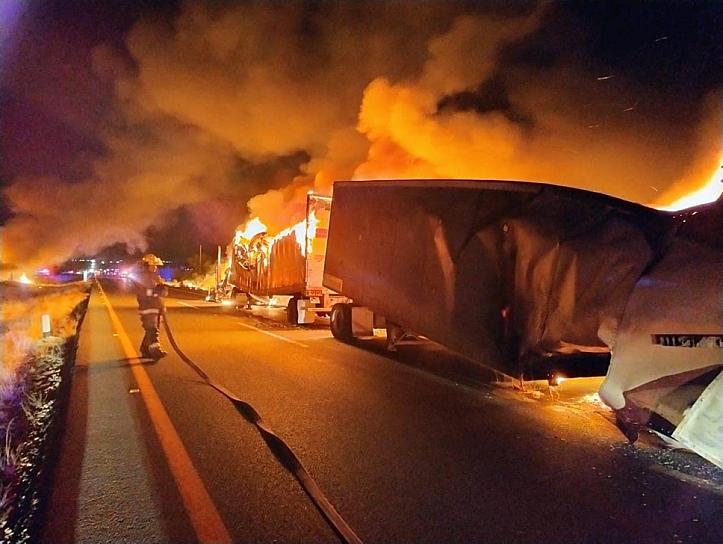 INCENDIAN VEHÍCULOS EN LAS CARRETERAS FEDERALES 45, 49 Y 54