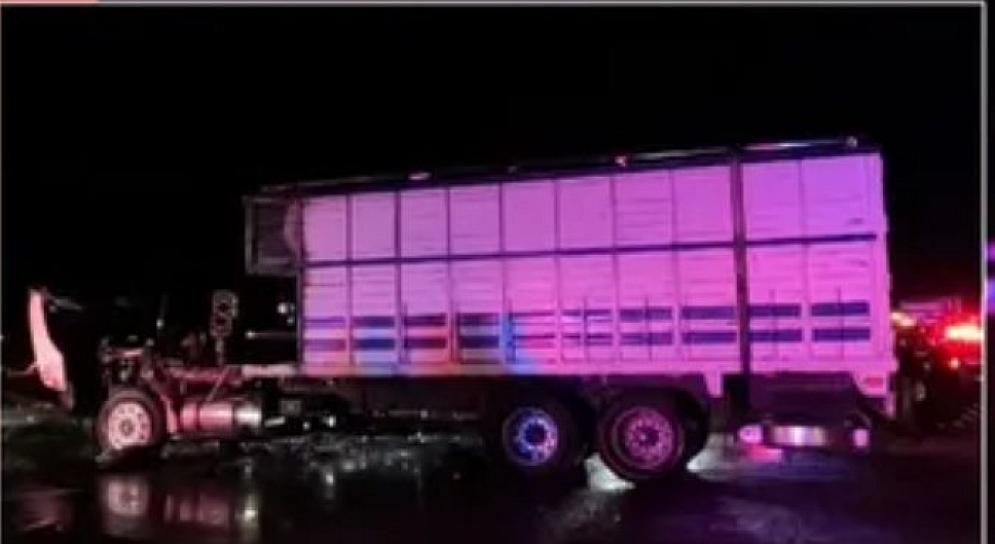 INCENDIAN TRÁILER Y  BLOQUEAN CARRETERA DE RINCÓN DE ROMOS