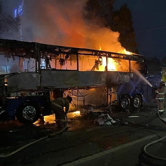 INCENDIO CONSUME CAMIÓN DE PASAJEROS EN SU TOTALIDAD