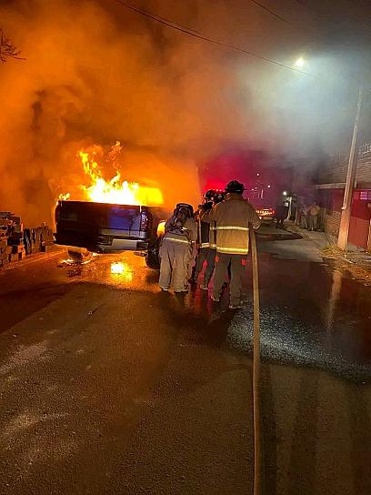INCENDIO CONSUME DOS VEHÍCULOS EN EL ORITO 