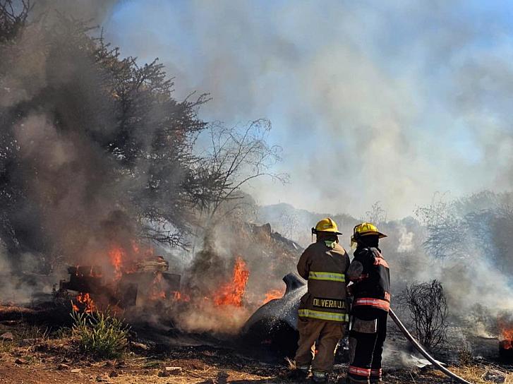 Incendio en carretera a la Zacatecana consume basura y vehículo