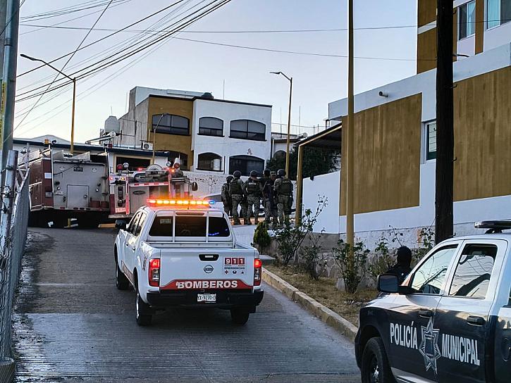 Incendio en unidad habitacional militar moviliza a cuerpos de emergencia