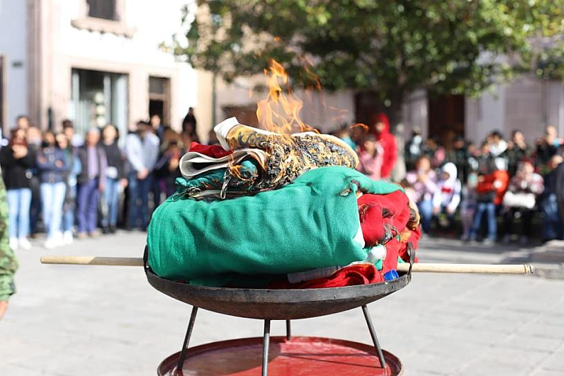 INCINERAN DOS BANDERAS EN JEREZ