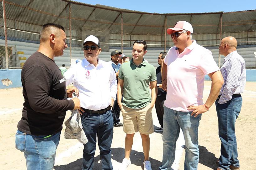 INICIA COLOCACIÓN DE PASTO SINTÉTICO EN EL ESTADIO DE BEISBOL JEREZ