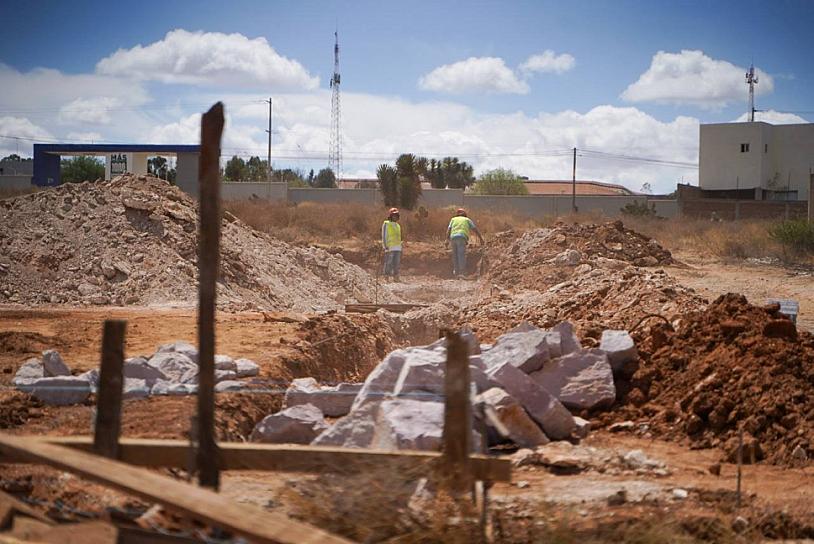 INICIA CONSTRUCCIÓN DE CANCHA DE USOS MÚLTIPLES EN LA ESCONDIDA