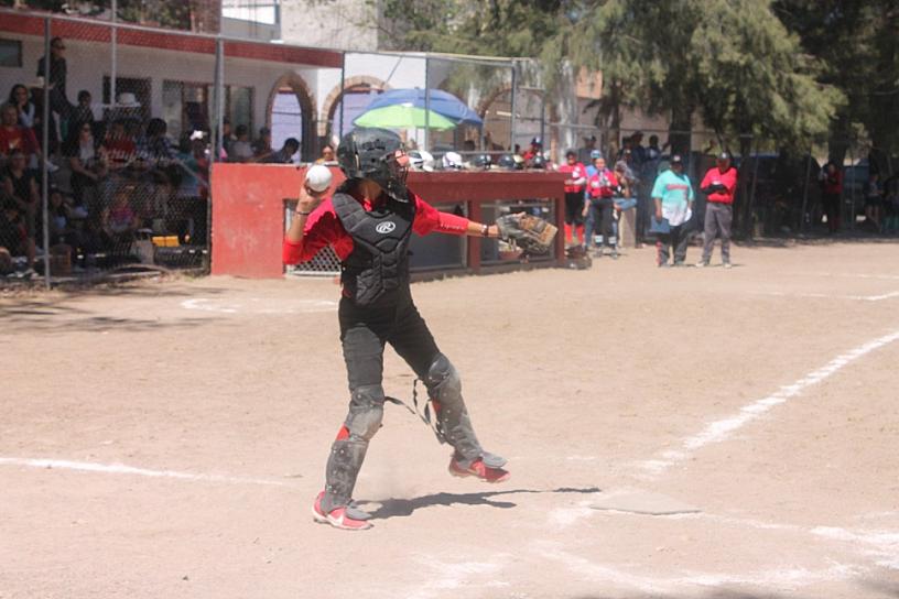INICIA FIESTA DEPORTIVA DE MEDIA TEMPORADA EN LA LIGA DEL SOFTBOL FEMENIL