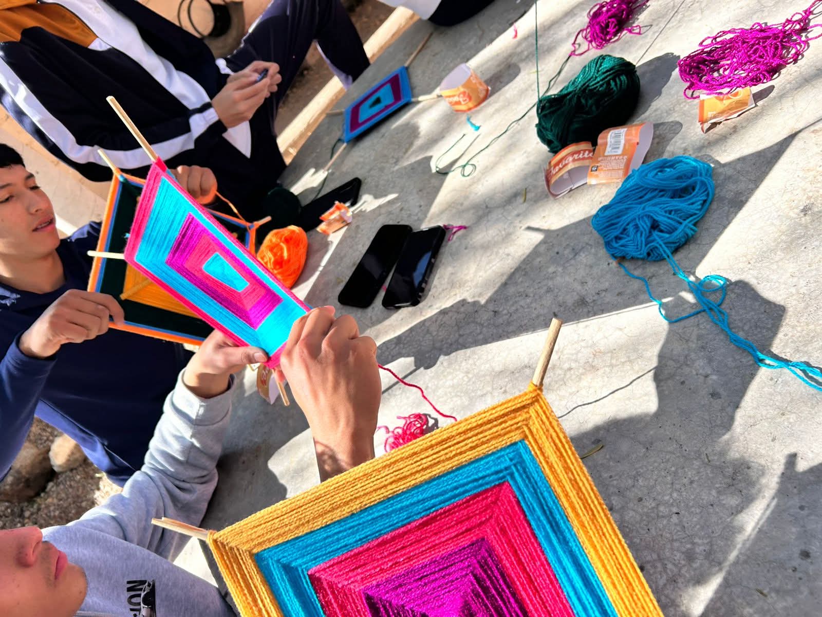 ELABORAN JÓVENES DE VALPARAÍSO LOS TRADICIONALES OJOS DE DIOS