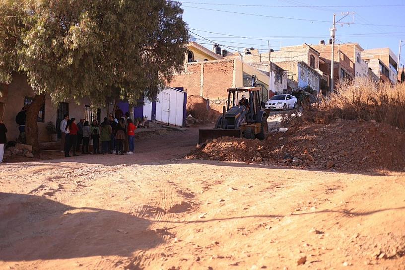 Inician pavimentación con concreto hidráulico en la calle Colombia, en Las Américas