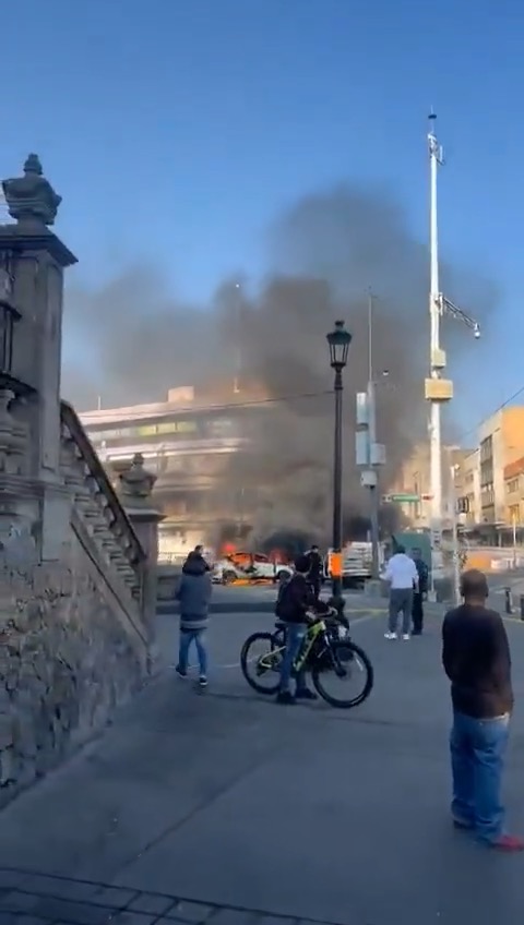 VIOLENCIA EN JALISCO: BLOQUEOS Y QUEMA DE VEHÍCULO EN EL CENTRO DE GUADALAJARA