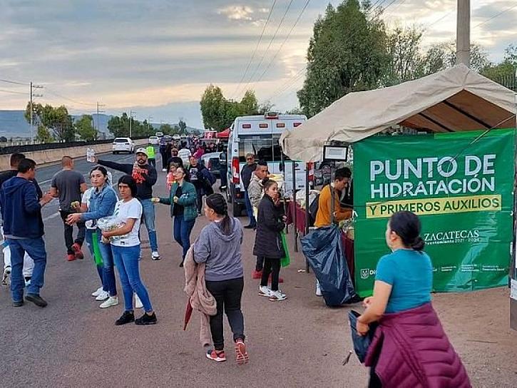 INSTALA DIF MUNICIPAL DE ZACATECAS PUESTOS DE HIDRATACIÓN PARA APOYAR A PEREGRINOS 