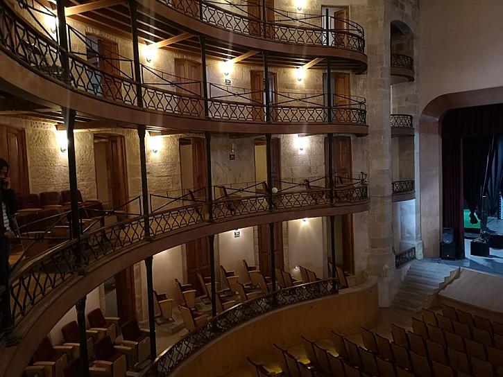 INSTALAN BUTACAS EN EL TEATRO ECHEVERRÍA