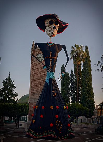 INSTALAN CATRINA MONUMENTAL EN TEPECHITLÁN 
