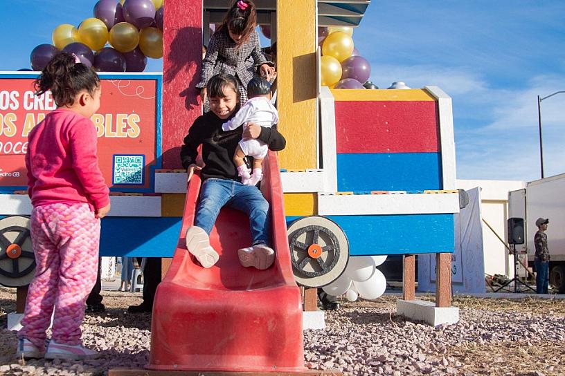 Instalan área de juegos infantiles en el fraccionamiento Los Portales 