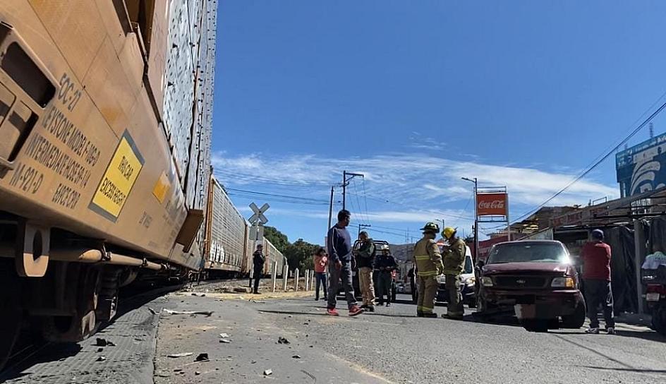 INTENTA CAMIONETA GANARLE EL PASO AL TREN