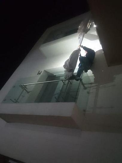 INTENTA METERSE A UNA CASA Y SE QUEDA ATRAPADO... POLICÍA LO RESCATA Y DESPUÉS LO DETIENE