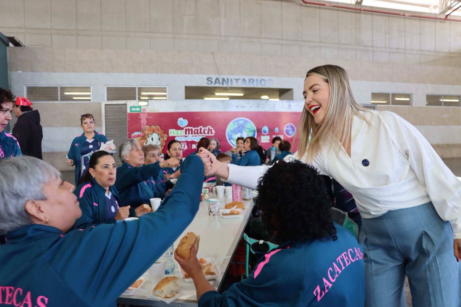 - ¡Vengan esos cinco, Karlita!