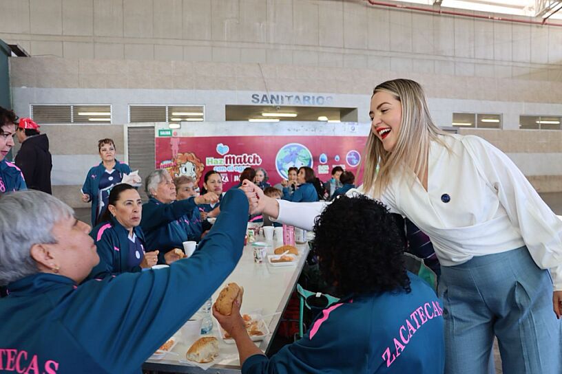 - ¡Vengan esos cinco, Karlita!