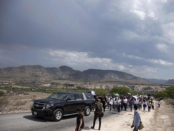 INVESTIGAN A 'AMIGAS' DE DEBANHI