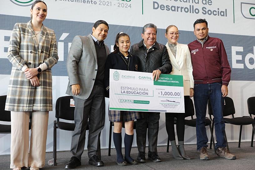 INVIERTE GODEZAC MÁS DE 439 MDP EN BECAS ESCOLARES 