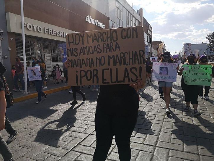 MARCHAN FEMINISTAS DE FRESNILLO; EXIGEN ALTO A LA VIOLENCIA MACHISTA 