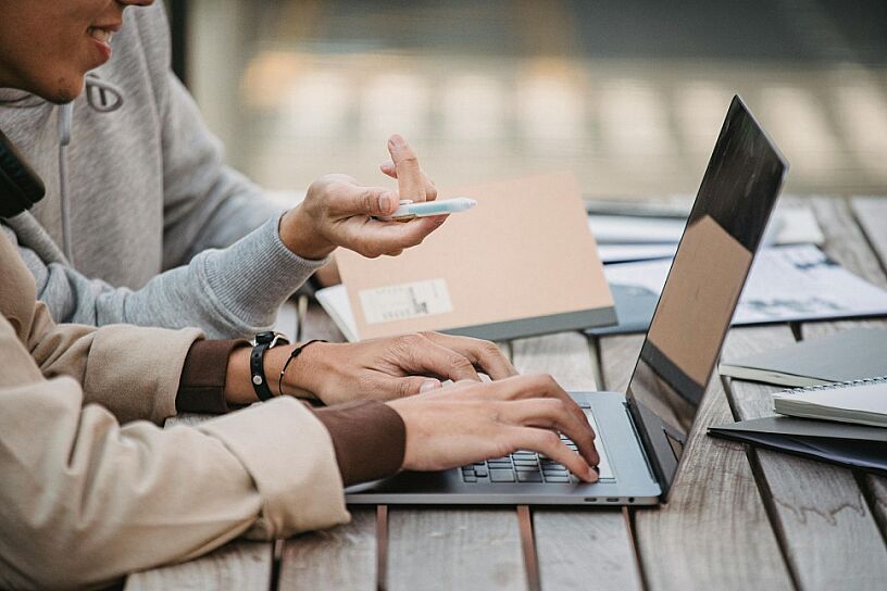 PENSAMIENTO CRÍTICO: LA HABILIDAD ESENCIAL QUE PROTEGE A LOS JÓVENES EN LA ERA DE LA IA