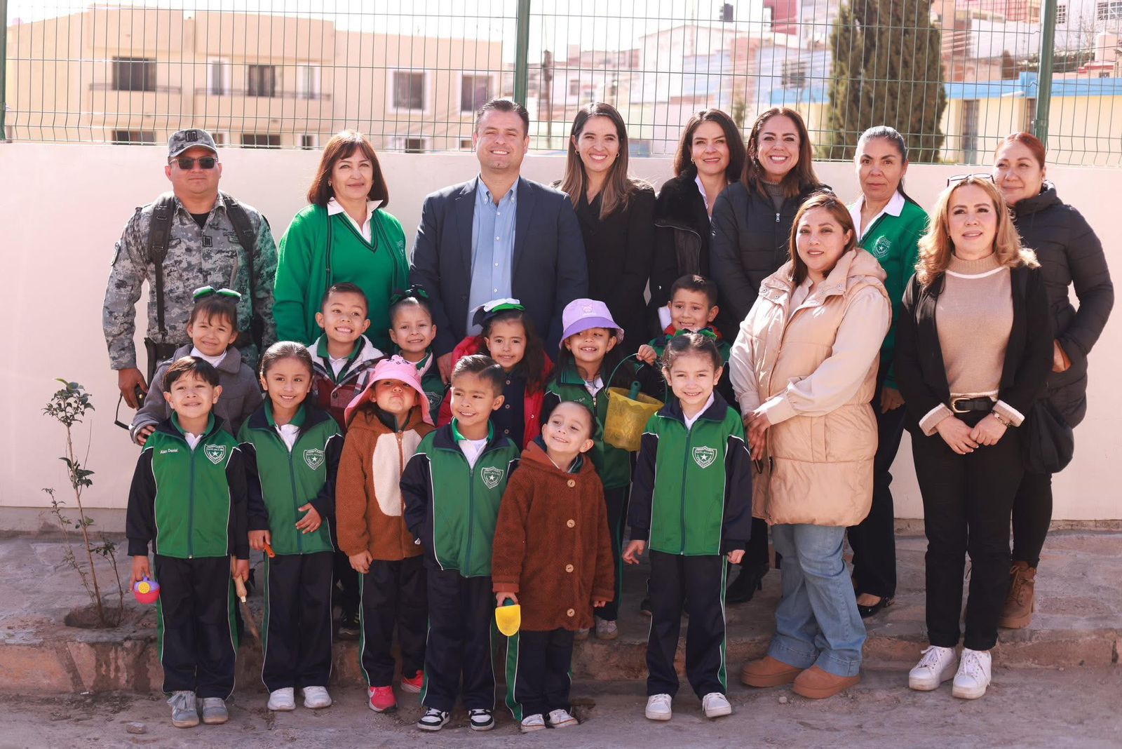 IMPULSA MIGUEL VARELA REFORESTACIÓN Y ATIENDE PETICIÓN DE RAMPA EN JARDÍN DE NIÑOS