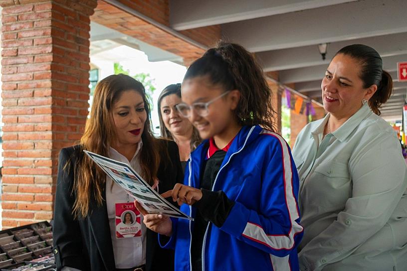 BRINDA DIF JEREZ APOYOS VISUALES  A MENORES VULNERABLES
