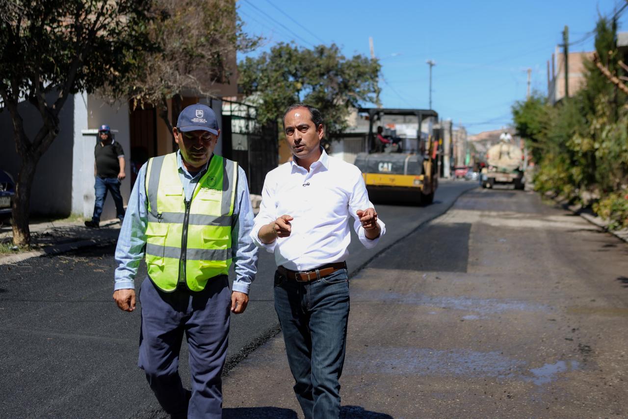 SUPERVISA PEPE SALDÍVAR PAVIMENTACIÓN EN LA COLONIA FERROCARRILEROS