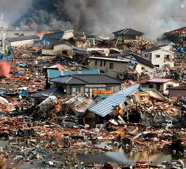 JAPONESES HACEN LARGAS FILAS PARA RECIBIR AGUA Y COMIDA TRAS TERREMOTO