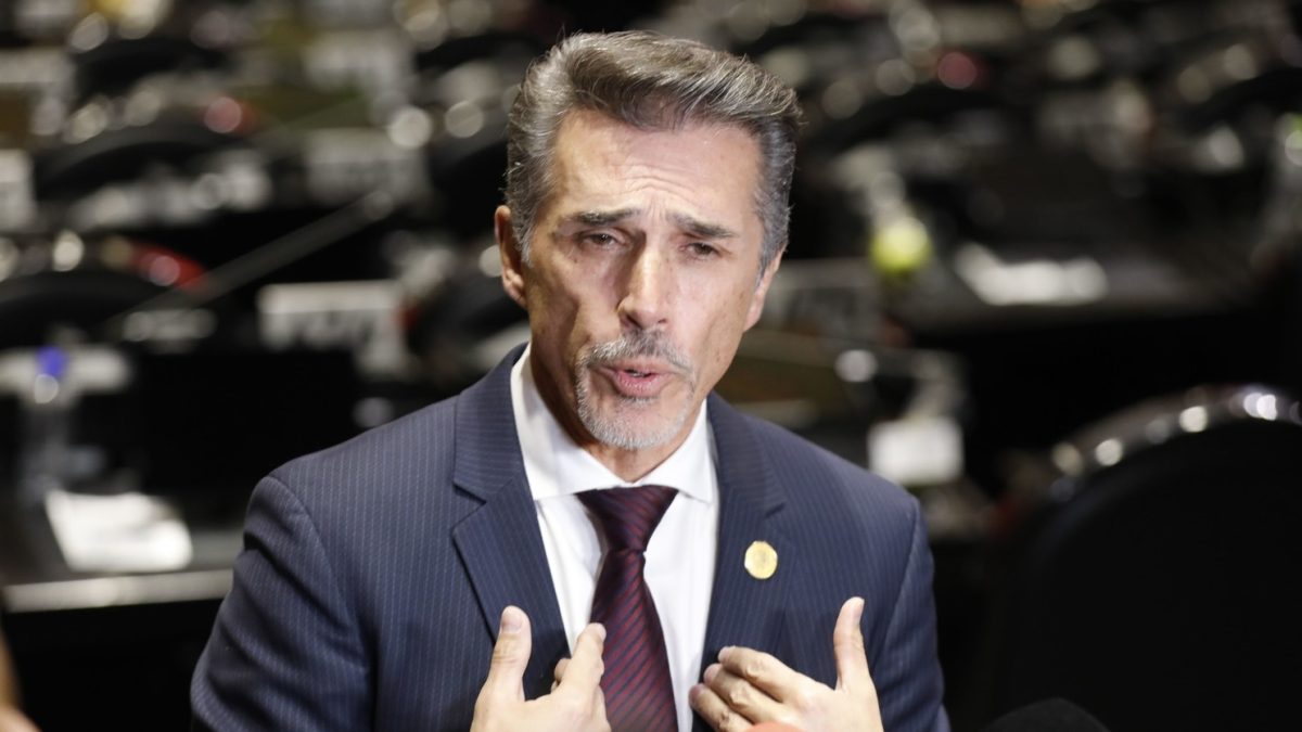 SUSPENDE MORENA LOS DERECHOS DE SERGIO MAYER POR PARTICIPAR EN UN REALITY SHOW