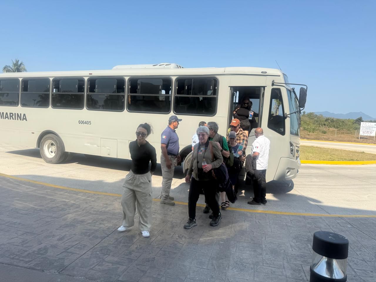 RESCATA MARINA A PERSONAS AFECTADAS POR BLOQUEOS EN NAYARIT