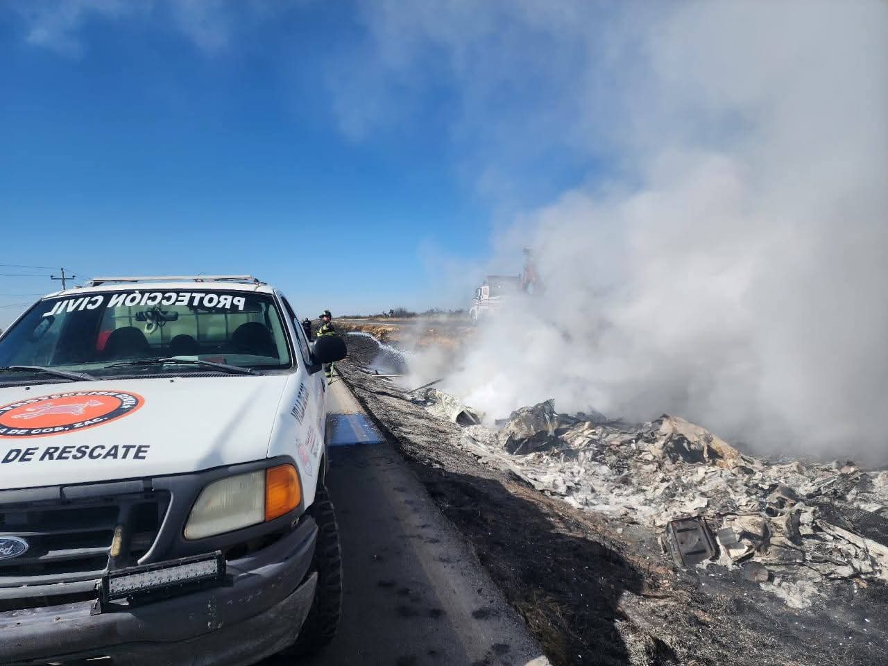 ARDE CAJA DE CARGA TRAS SALIRSE DEL CAMINO EN VILLA DE COS, EL CHOFER HUYÓ