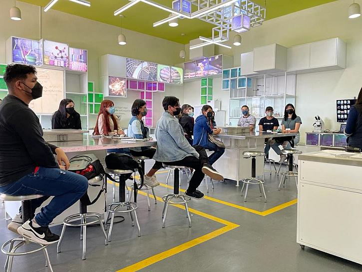 BUSCAN 30 JÓVENES SER GUÍAS ZIGZAG