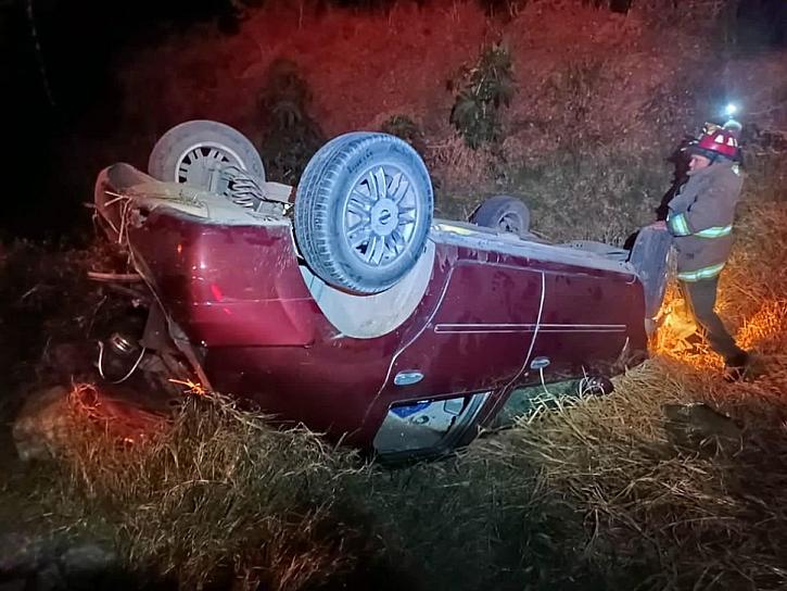 JOVEN RESULTA LESIONADO TRAS VOLCAR EL VEHÍCULO QUE CONDUCÍA