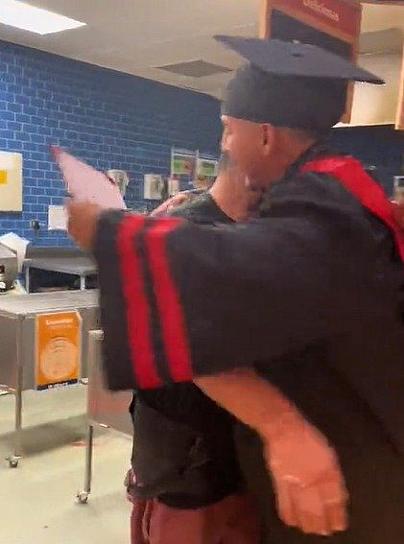 JOVEN SE GRADÚA Y LLEVA SU DIPLOMA AL TRABAJO DE SU PAPÁ PANADERO PARA CELEBRAR JUNTOS