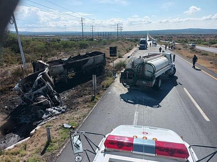 CHOCAN DOS TRÁILERS Y TERMINAN INCENDIÁNDOSE; HAY PÉRDIDAS TOTALES