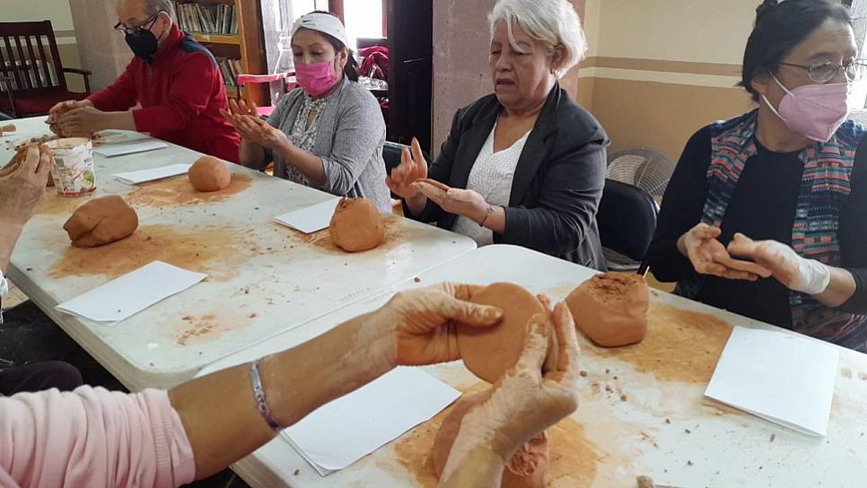  JUBILADOS Y PENSIONADOS DEL ISSSTEZAC DEJAN VOLAR SU IMAGINACIÓN EN ARCILLA 