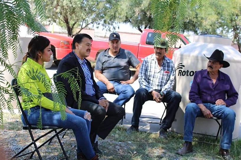 ENTREGA ALFREDO FEMAT TINACOS EN VILLA DE COS
