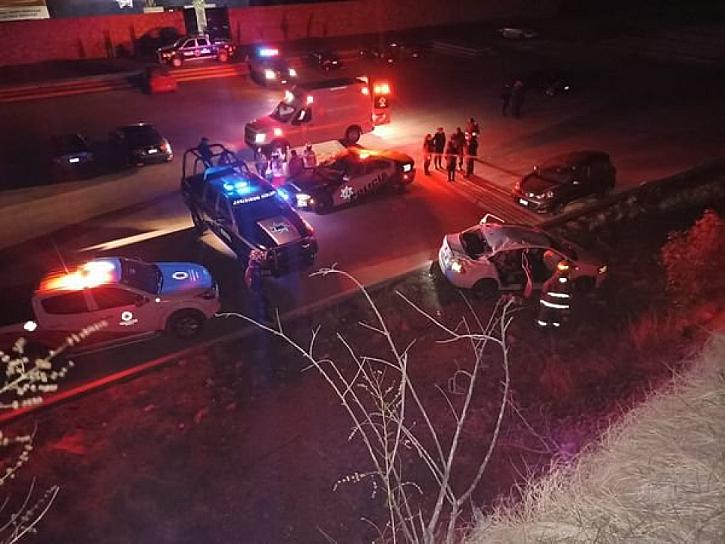 UN MUERTO Y TRES LESIONADOS, SALDO DE APARATOSA VOLCADURA; AUTOMÓVIL CAYÓ A UN BARRANCO