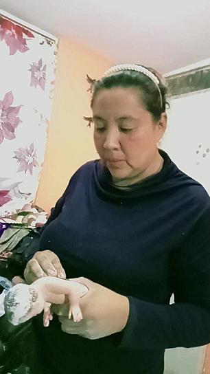 KARLA LIZBETH DEDICA SU VIDA A REPARAR IMÁGENES DE NIÑO DIOS