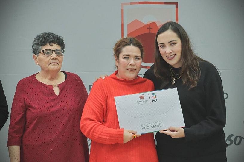 RECIBEN HABITANTES DE MORELOS ESCRITURAS DE SUS VIVIENDAS